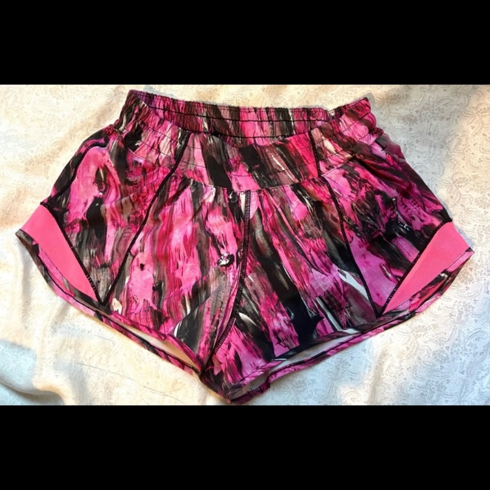 LULULEMON SHORTS 💗🖤